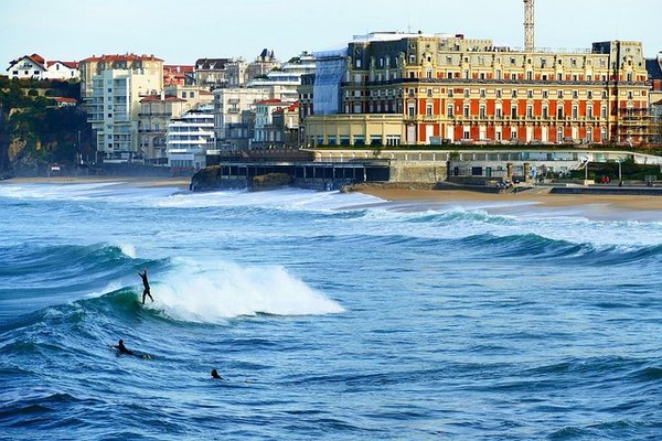 Quels sont les campings au bord de la mer les moins chers à Biarritz pour un séjour surf
