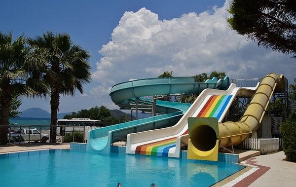 10 Campings Incontournables avec Piscine Aquatique pour un Été de Rêve