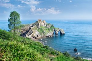 Les sites de camping au Pays basque, offrant des séjours en pleine nature avec vue sur les montagnes